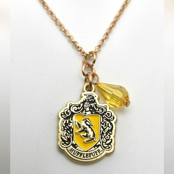 ๐ข3/$19๐ข Licenced Warner Bros HUFFLEPUFF Harry Potter Necklace - Picture 2 of 3